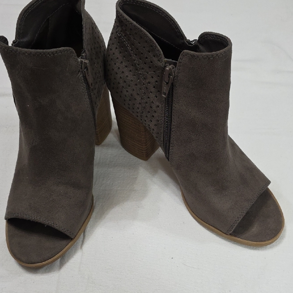 Elegant Brown Ankle Boots‎